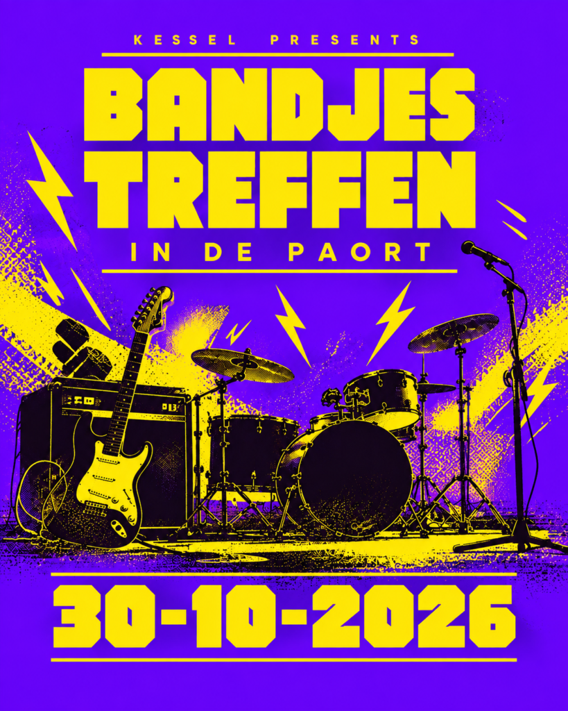 Drie live optredende bands op het podium tijdens PaortPop in MFA de Paort in Kessel.