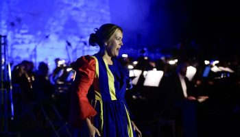 Openluchtvoorstelling Reinoud de Strijdvaardige bij Kasteel Montfort met licht en techniek van Bproductions